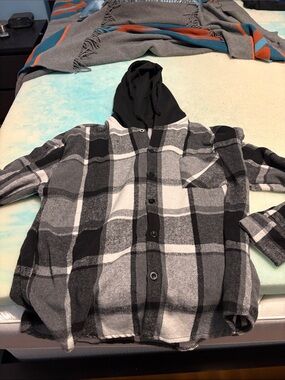 SHEIN Lighweight Black & Gray Plaid Hooded Flannel